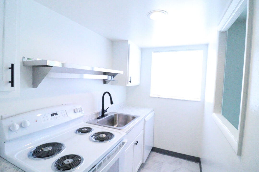 2323 Beechmont Ave in Cincinnati, OH - Foto de edificio