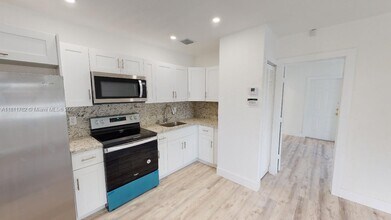 2392 NW 9th St in Miami, FL - Building Photo - Building Photo