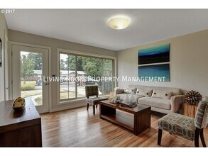 11826 NE Sacramento St in Portland, OR - Building Photo - Building Photo