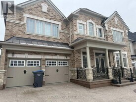 43 Martin Byrne Dr in Brampton, ON - Building Photo