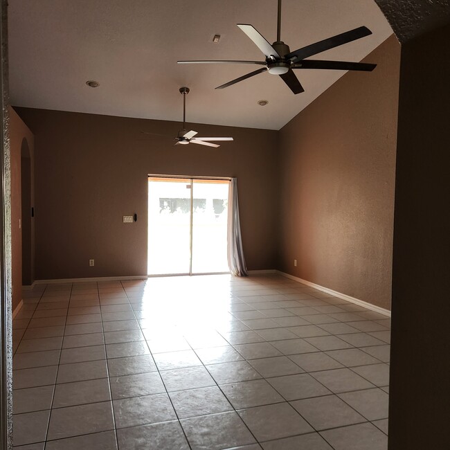 1037 SE 11th St, Unit B in Cape Coral, FL - Foto de edificio - Building Photo