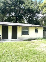 8125 Cass Rd, Unit Unit#1 in Zephyrhills, FL - Building Photo