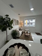 943 W 67th St, Unit A1 in Hialeah, FL - Foto de edificio - Building Photo