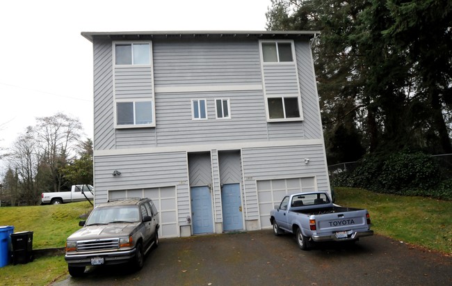 1605 N 202nd Pl in Shoreline, WA - Foto de edificio - Building Photo