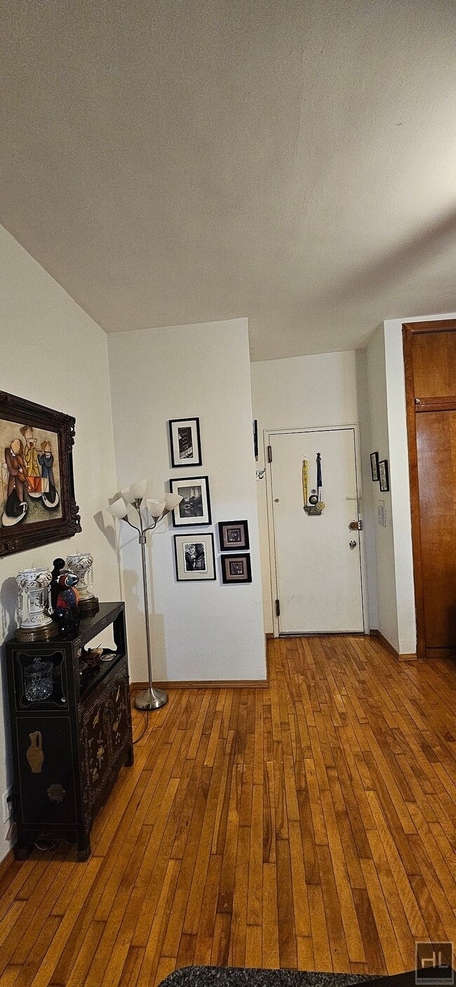 W 56th St, Unit 4B in New York, NY - Building Photo - Building Photo