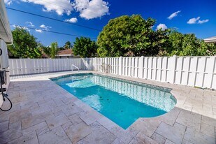 527 W Jasmine Dr in Lake Park, FL - Building Photo