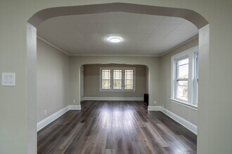 833 Brown St in Akron, OH - Building Photo - Interior Photo