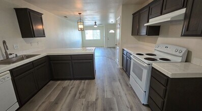 6124 Royal Coach Cir in Bakersfield, CA - Building Photo - Building Photo
