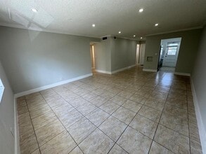 5300 Hollywood Blvd, Unit 206 in Hollywood, FL - Foto de edificio - Building Photo