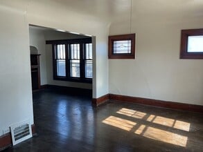 3716-3718-3718 W Roberts St in Milwaukee, WI - Building Photo - Building Photo