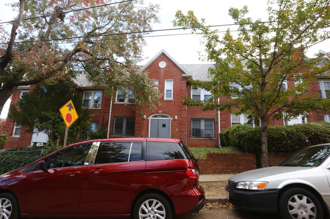 4833 3rd St NW in Washington, DC - Foto de edificio - Building Photo