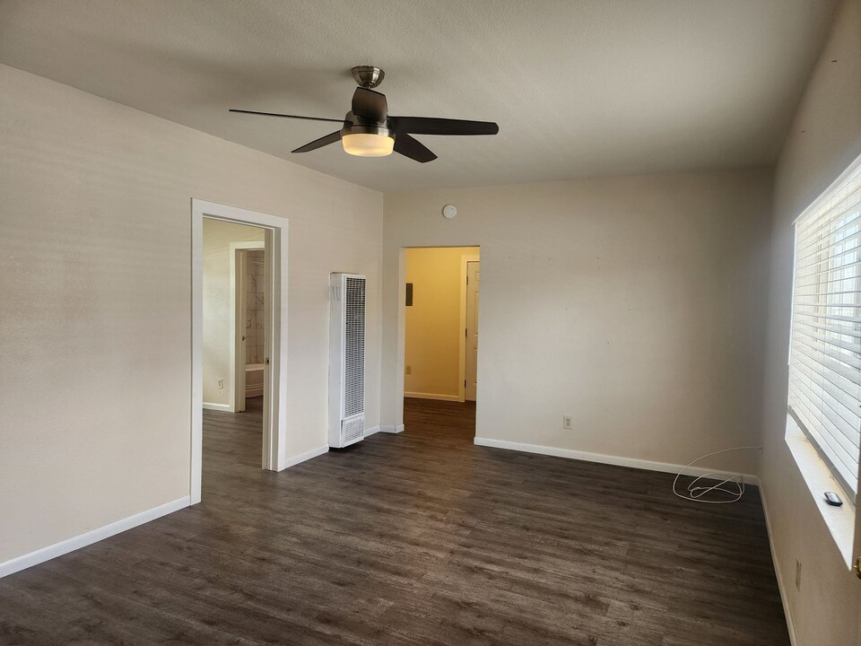 305 Pyramid Way in Sparks, NV - Building Photo