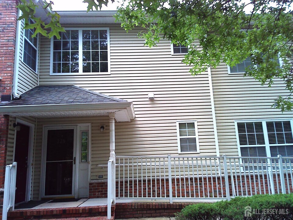 228 Pinelli Dr in Piscataway, NJ - Building Photo