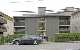 Elliot Manor in New Westminster, BC - Building Photo