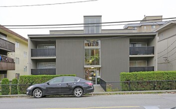 Elliot Manor in New Westminster, BC - Building Photo - Primary Photo