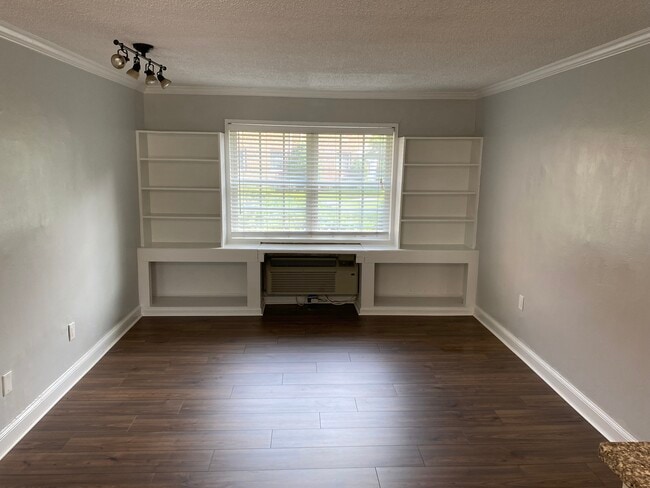 1706 W Abingdon Dr, Unit 102 in Alexandria, VA - Building Photo - Building Photo
