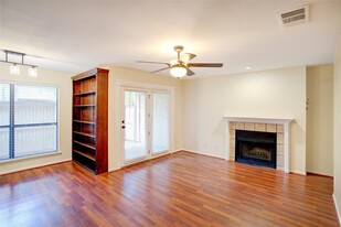 1304 Harwell Dr, Unit 4811 in Arlington, TX - Building Photo