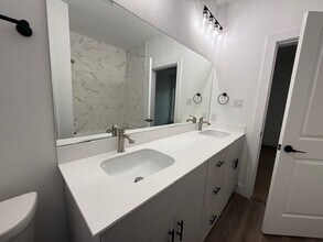 Pin Oak Apartments in Conroe, TX - Foto de edificio - Building Photo