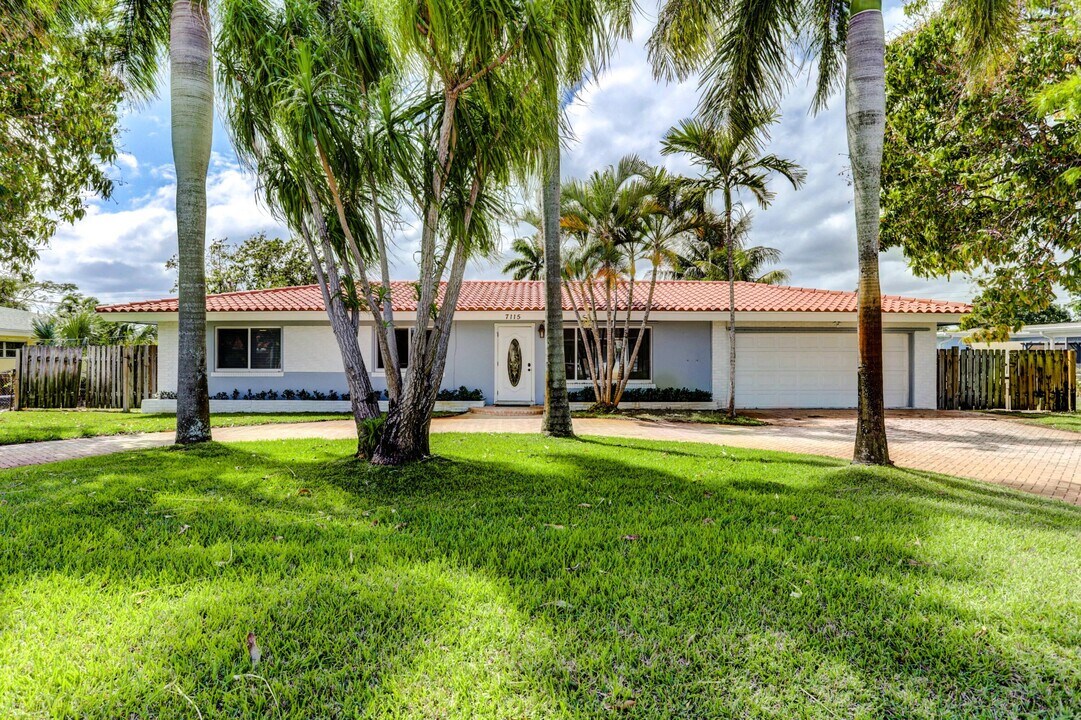 7115 Venetian Way in West Palm Beach, FL - Building Photo