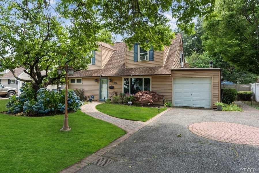 341 Pin Oak Ln in Westbury, NY - Building Photo