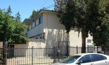 Brookdale Manor Apartments in Oakland, CA - Building Photo - Building Photo