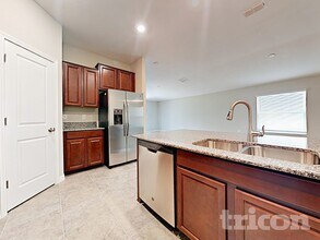 1618 Broad Winged Hawk Dr in Ruskin, FL - Building Photo - Building Photo