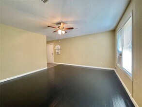 611 N Avenue D in Freeport, TX - Foto de edificio - Building Photo