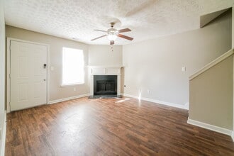 5246 Kirk Dr in Atlanta, GA - Foto de edificio - Building Photo