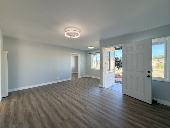 502-504 E Hemlock St in Oxnard, CA - Foto de edificio - Building Photo