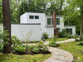 7 Pine Ln in Southampton, NY - Building Photo
