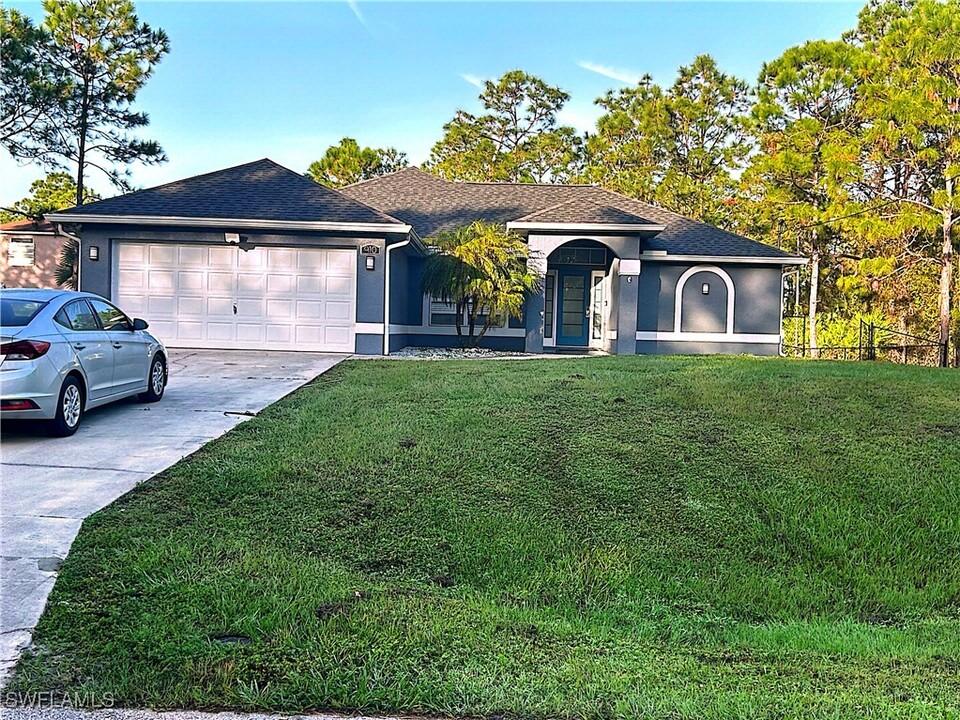 910 Hollister Ave in Lehigh Acres, FL - Building Photo