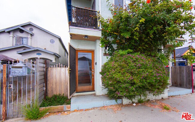 8703 San Pedro St in Los Angeles, CA - Building Photo - Building Photo