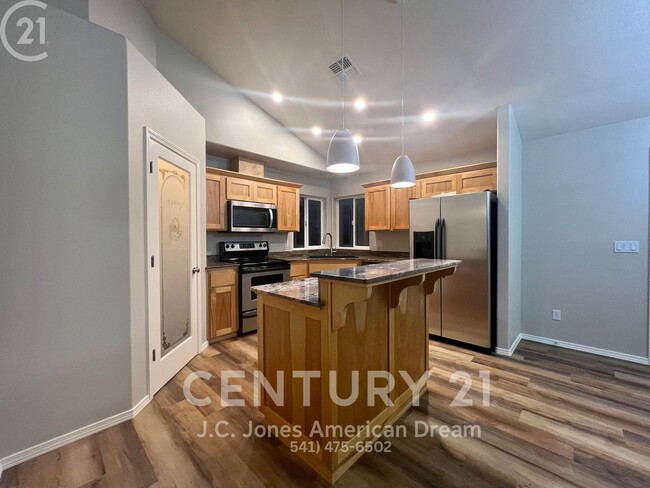 1359 SW Eclipse Ln in Grants Pass, OR - Building Photo - Building Photo