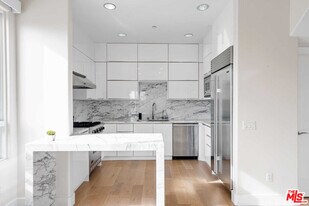 438 Arnaz Dr in Los Angeles, CA - Building Photo