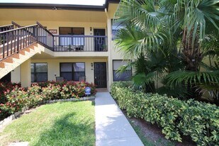 4706 Lucerne Lakes Blvd in Greenacres, FL - Building Photo