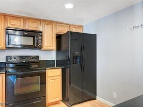 3930 University Center Dr in Las Vegas, NV - Foto de edificio - Building Photo