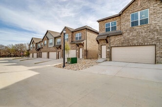 Stone Lake Townhomes in Weatherford, TX - Building Photo - Building Photo