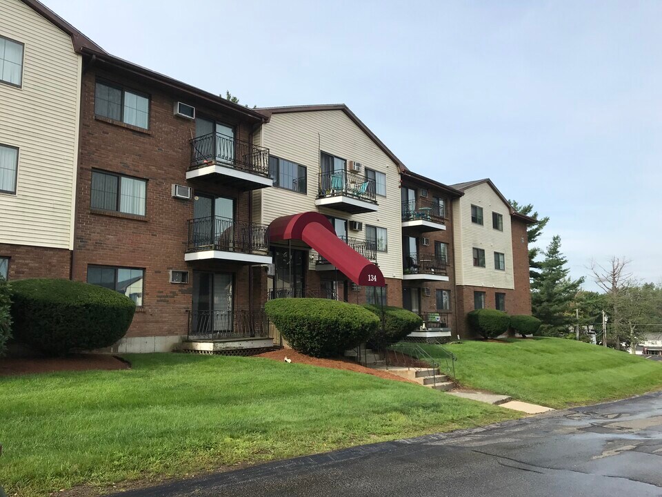 134 Mammoth Rd, Unit 14 in Hooksett, NH - Building Photo