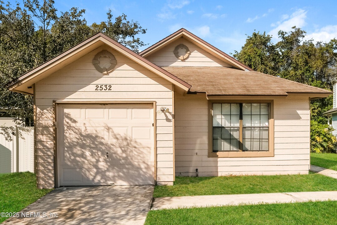 2532 Townsquare Dr in Jacksonville, FL - Building Photo