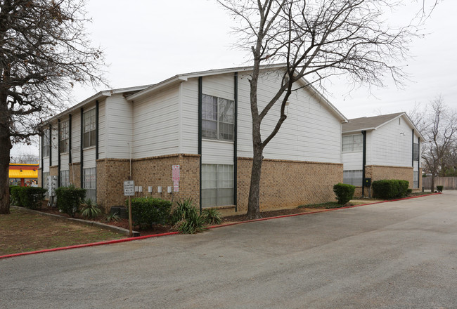 Oaktree Apartments in Arlington, TX - Building Photo - Building Photo