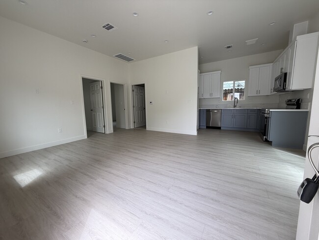 10334 Eldora Ave in Sunland, CA - Foto de edificio - Building Photo