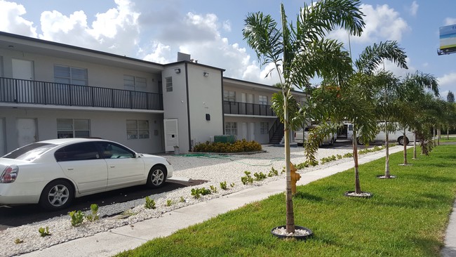 14100 NW 6th Ct in North Miami, FL - Foto de edificio - Building Photo