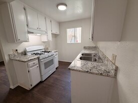 24851 Walnut St, Unit 114 in Santa Clarita, CA - Building Photo