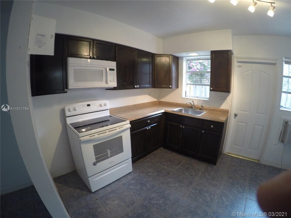 915 NE 16th Terrace-Unit -2 in Fort Lauderdale, FL - Building Photo