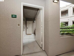 220 Caldecott Ln in Oakland, CA - Building Photo - Building Photo