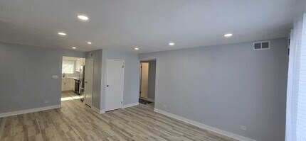 9405 Bay Colony Dr in Des Plaines, IL - Building Photo - Building Photo