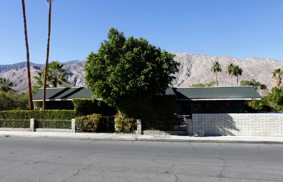 621 S Warm Sands Dr in Palm Springs, CA - Building Photo