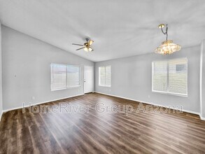 8942 W Holly St in Phoenix, AZ - Building Photo - Building Photo