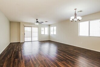 7312 S 37th Glen in Phoenix, AZ - Foto de edificio - Building Photo