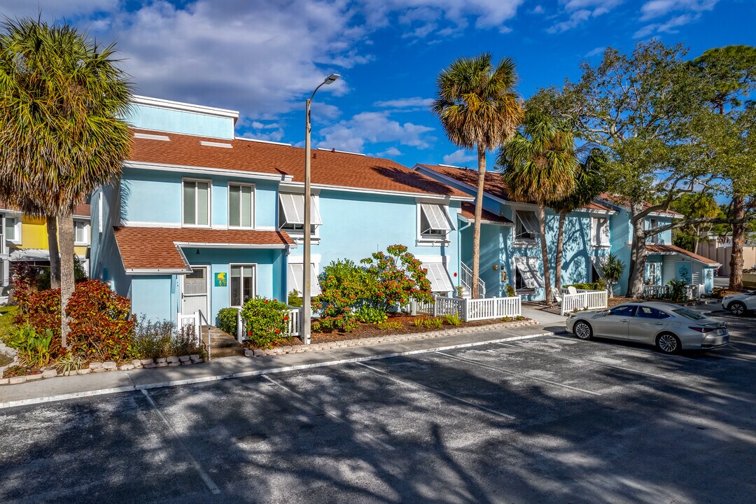 Bermuda Bay in St. Petersburg, FL - Building Photo